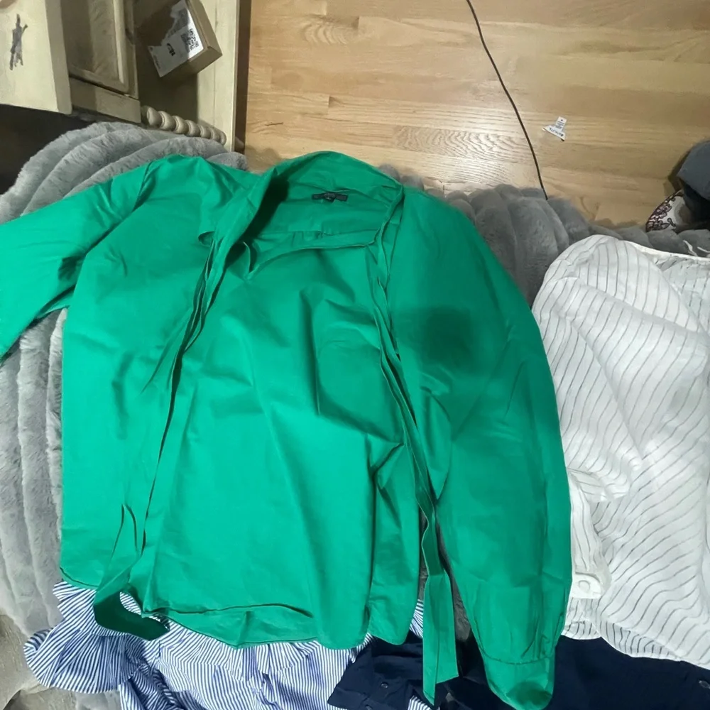 Assorted 16 Women's Blouses Collection - Picture 16 of 16